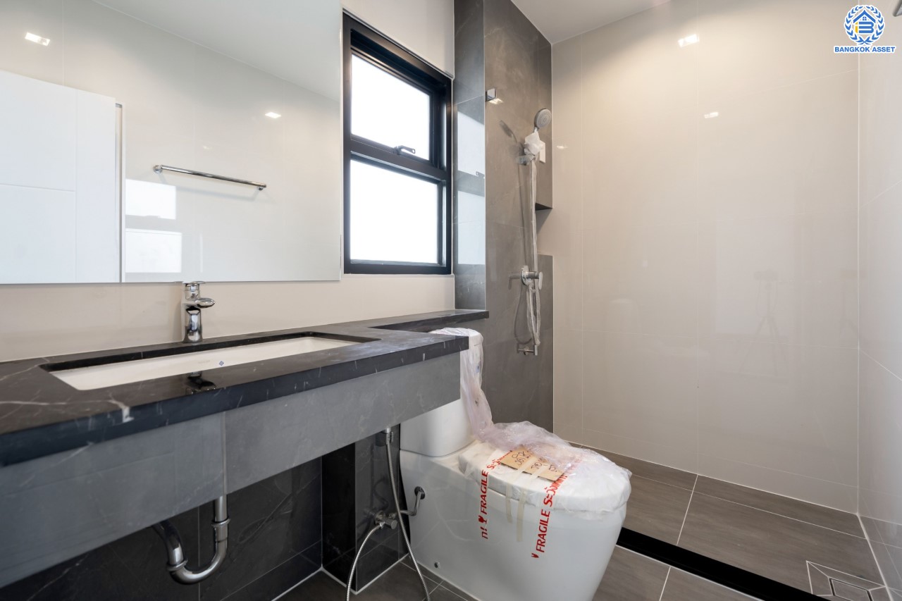 คฤหาสน์หลังใหญ่ตกแต่งใหม่ ม.บ้านสวนดอกไม้ ปิ่นเกล้า ดีไซน์สุด Luxury เนื้อที่ 154.5 ตร.ว. บนพื้นที่ใช้สอยถึง 435 ตร.ม. ฟังก์ชันจัดเต็ม 5 ห้องนอน 6 ห้องน้ำ 1 ห้องแม่บ้าน 2 ห้องอเนกประสงค์ (มีเรือนรับรองด้านข้าง พร้อมห้องน้ำในตัว) จอดรถได้ถึง 4 คัน บนทำเลเชื่อมต่อเมืองอย่างรวดเร็ว ใกล้ทางคู่ขนานลอยฟ้าบรมราชชนนี ทางด่วน "กาญจนาภิเษก" ม.มหิดล และเซ็นทรัลปิ่นเกล้า